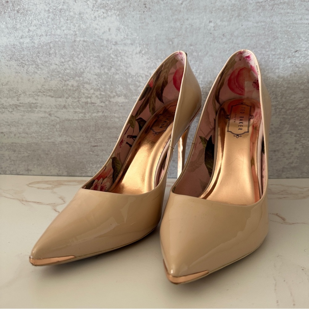 Ted Baker Light Pink Patent Leather Pointed Toe Pumps | 39